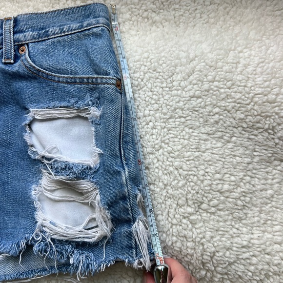 Levi's Vintage distressed Women's Light Blue Ripped Jean Shorts Daisy Duke Short - Picture 4 of 6